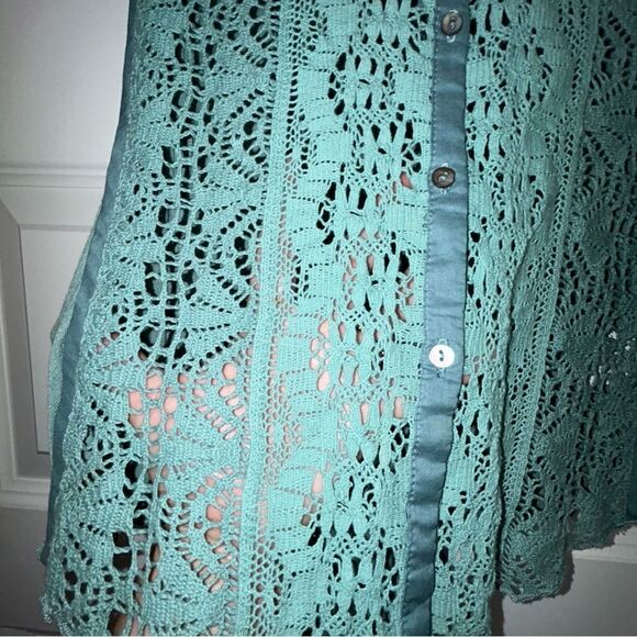 Tiny Button Front Criss Cross Tie Back Sleeveless Top - Picture 9 of 12